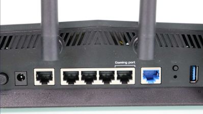 Imagen en la que aparece la parte trasera de un router ASUS