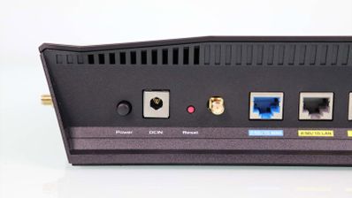 Imagen en la que aparece la parte trasera de un router