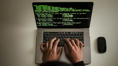 Imagen en la que aparece una persona tecleando en un ordenador