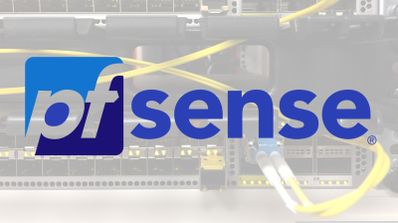 Logotipo de pfSense sobre un fondo difuminado de servidores en un centro de datos con cableado de red.