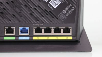 Imagen en la que aparecen puertos Ethernet en un router ASUS