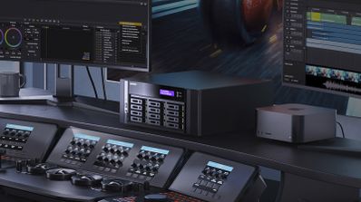Servidor NAS QNAP QAI-H1290FX con doce bahías frontales integrado en un entorno de edición de vídeo profesional con múltiples pantallas y consolas de mezclas.