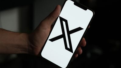 Imagen en la que aparece la red social X en un móvil