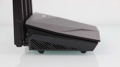 Imagen en la que aparece un router ASUS en una mesa