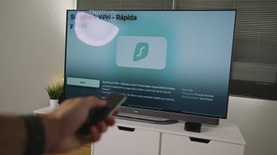 Imagen en la que aparece Surfshark en la pantalla de una televisión