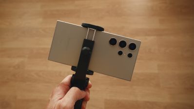 Teléfono móvil con una mesa de fondo