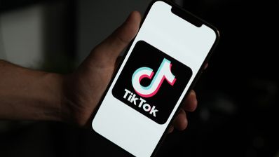 Imagen en la que aparece TikTok en un móvil