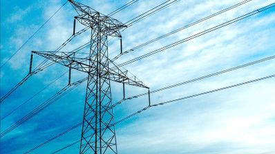 Imagen en la que aparece una torre de línea eléctrica
