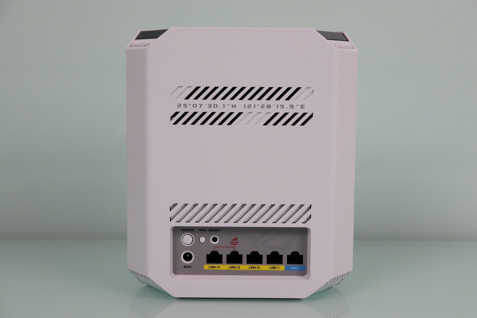 Panel trasero del router ASUS ROG Strix GS-BE7200 en color blanco mostrando cuatro puertos LAN, un puerto WAN, botones de encendido, WPS y reset.
