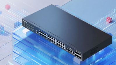 Switch gestionable QNAP de la serie QSW-M2130 con múltiples puertos Ethernet sobre un fondo tecnológico azul.