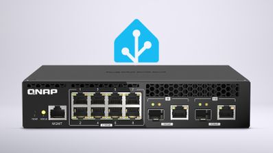 Switch gestionable QNAP de ocho puertos con el logotipo de Home Assistant superpuesto en la parte superior.