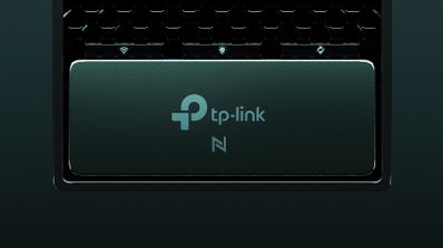 Primer plano del logotipo de TP-Link y símbolo de N en la superficie de un router Archer 8 de color oscuro.