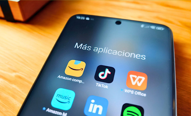 Imagen en la que aparece el logo de TikTok en la pantalla de un móvil junto a otras aplicaciones