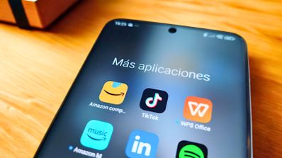 Imagen en la que aparece el logo de TikTok en la pantalla de un móvil junto a otras aplicaciones