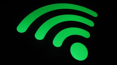 Icono de señal Wi-Fi con ondas de intensidad en color verde sobre fondo negro.