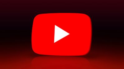 Imagen en la que aparece el logo de la plataforma de YouTube sobre un fondo de color rojo y negro