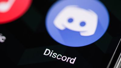 Imagen en la que aparece el logo de Discord en el móvil