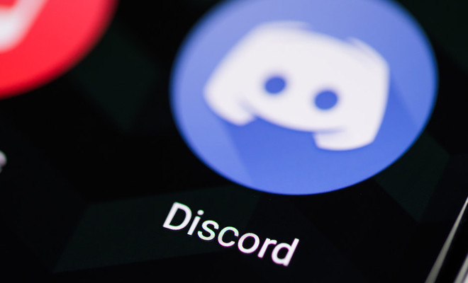 Imagen en la que aparece el logo de Discord en el móvil