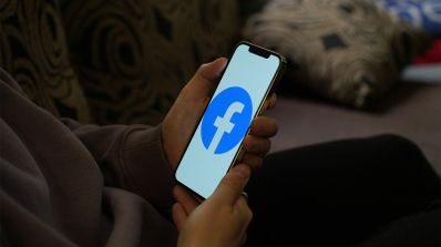 Imagen en la que aparece el logo de Facebook en un móvil