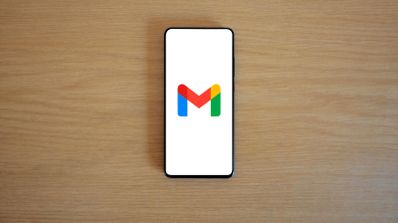 Imagen en la que aparece el logo de Gmail en el móvil