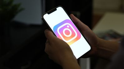 Imagen en la que aparece el logo de Instagram en el móvil