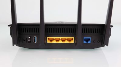 Imagen de la parte de atrás de un router ASUS
