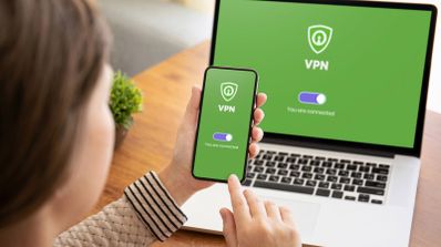 Imagen en la que aparece una VPN en un portátil y móvil