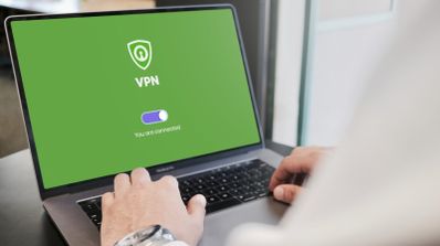 Imagen en la que aparece una VPN en la pantalla de un portátil