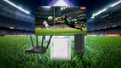Composición de equipos de red ASUS sobre un campo de fútbol con una pantalla que muestra una retransmisión deportiva en directo.
