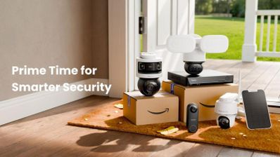 Conjunto de cámaras de seguridad Reolink y paquetes de Amazon en la entrada de una casa, con el texto Prime Time for Smarter Security.