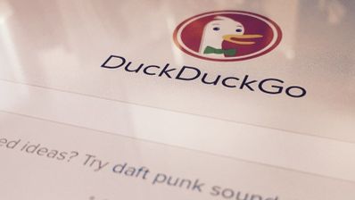 Logotipo del motor de búsqueda DuckDuckGo que muestra un pato con pajarita verde sobre una pantalla digital.