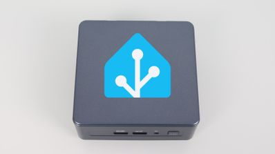 Mini PC compacto de color gris con el logotipo de Home Assistant sobreimpreso en la parte superior.