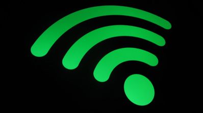Símbolo de señal Wi-Fi de color verde brillante sobre un fondo negro sólido.