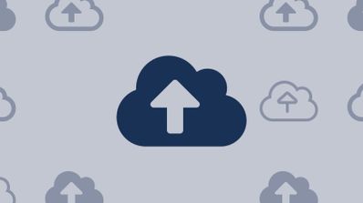 Icono de una nube azul con una flecha hacia arriba sobre un fondo con más siluetas de nubes
