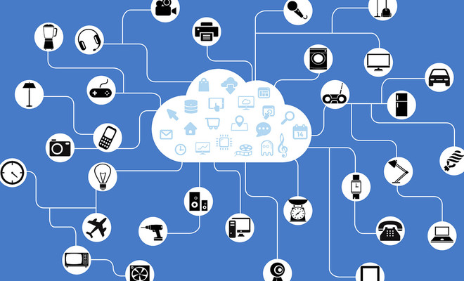 Esquema conceptual del Internet de las Cosas con una nube central conectada mediante líneas a diversos iconos de dispositivos electrónicos y electrodomésticos sobre fondo azul.