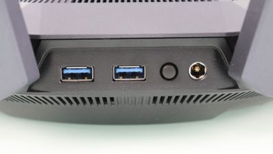 Detalle de las conexiones traseras de un router Asus RT-AX89X que incluye dos puertos USB 3.0, botón de encendido y toma de corriente.