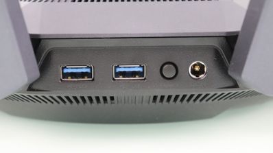 Detalle de las conexiones traseras de un router Asus RT-AX89X que incluye dos puertos USB 3.0, botón de encendido y toma de corriente.