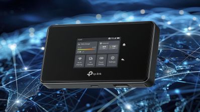 Router portátil TP-Link con pantalla táctil mostrando estadísticas de conexión sobre un fondo de red global