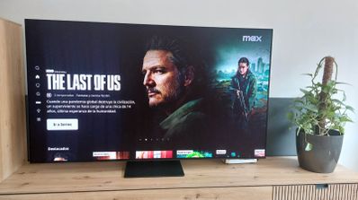 Smart TV encendida que muestra la interfaz de la aplicación de streaming Max con la serie The Last of Us en pantalla.