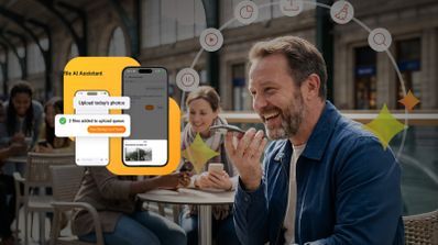 Hombre sonriente utilizando el asistente de voz en su móvil mientras se muestra una interfaz de gestión de archivos y fotos en la pantalla.