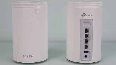 Dos nodos de un sistema Wi-Fi de malla TP-Link Deco de color blanco, mostrando la parte frontal con el logotipo y la parte trasera con cuatro puertos Ethernet y un puerto USB.