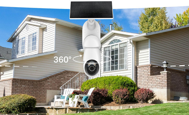 Cámara de seguridad 360 grados con panel solar instalada en el exterior de una vivienda unifamiliar.