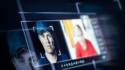 Interfaz de software de reconocimiento facial analizando los rasgos de una persona en pantalla.
