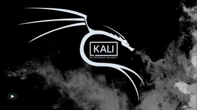 Logotipo de Kali Linux sobre fondo negro con silueta de dragón blanco rodeada de efecto de humo.