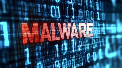 Palabra Malware resaltada en rojo sobre un fondo de código binario digital azul.