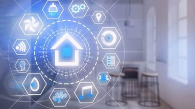 Iconos digitales de domótica y servicios conectados sobre la imagen desenfocada de una cocina moderna.