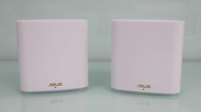 Dos nodos de sistema Wi-Fi Mesh ASUS ZenWiFi XD6 de color blanco con diseño minimalista sobre una superficie clara.