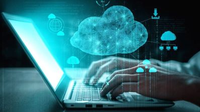 Manos de una persona escribiendo en un ordenador portátil con una ilustración digital de una nube y redes de datos superpuesta.