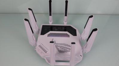 Router inalámbrico de alto rendimiento en color blanco con ocho antenas externas desplegadas sobre una superficie clara.