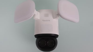 Cámara de seguridad Reolink de color blanco con doble lente y dos focos LED orientables de gran superficie.